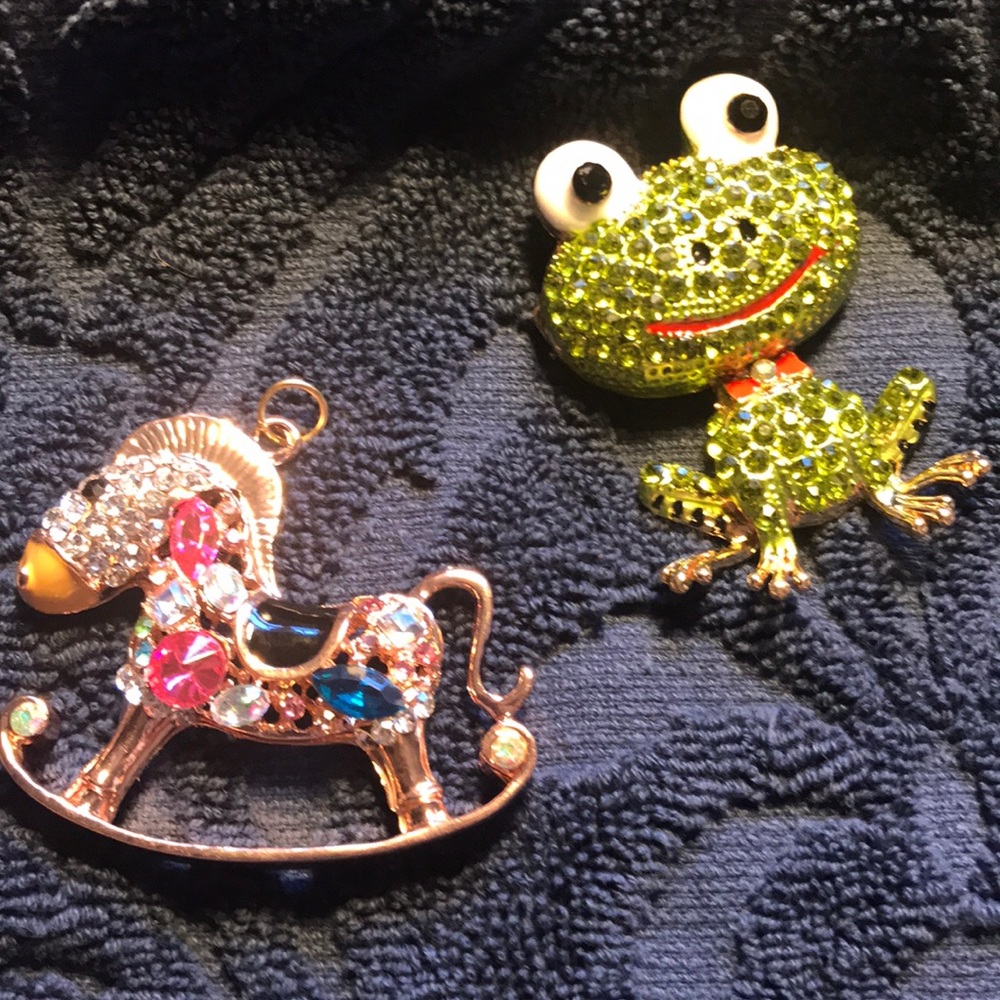 Pair of necklace pendants without chains